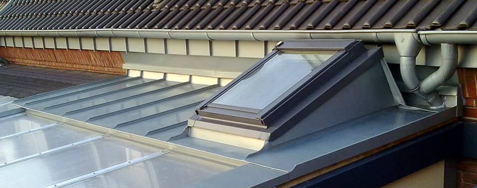 Sonderanfertigung Lichtplattendach und Metalleinfassung